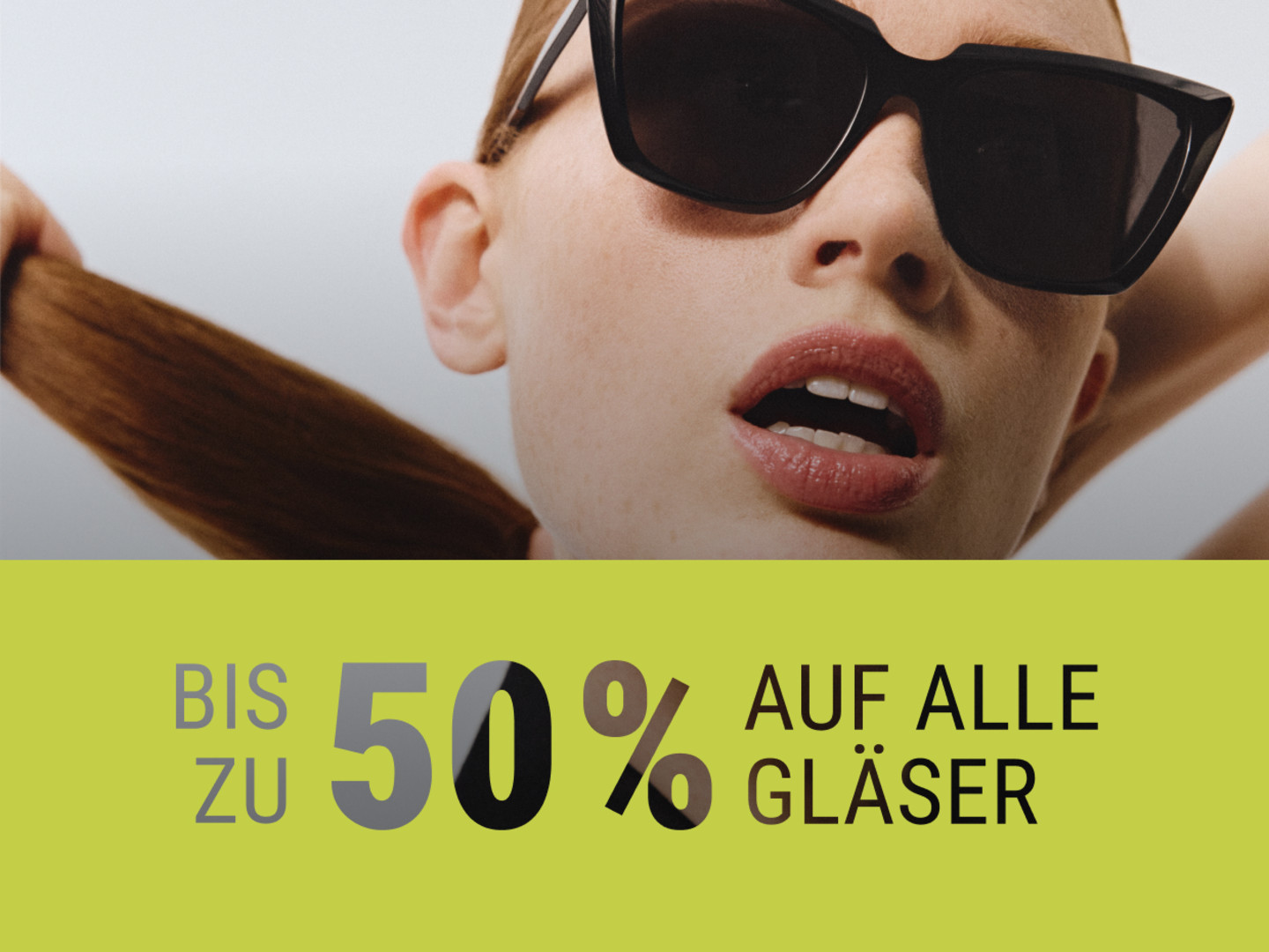 Ein Model trägt eine schwarze Oversized-Sonnenbrille und blickt selbstbewusst in die Kamera. Dazu der Hinweis: Bis zu 50 % auf alle Gläser.